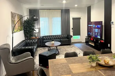 Image de Stylish 3 King+1 Queen • Fire Pit • Pool • Pets Ok!