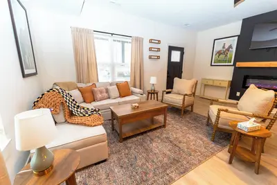 Image de The Aniston; Brand new home in downtown New Albany minutes away from Louisville!