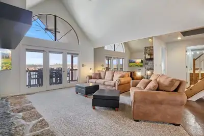 Image de The Overlook Lodge - Swim Dock & Top Floor!