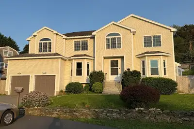 Spacious 5-bedroom 5 bath house in charming Marblehead & close to the ocean