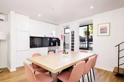 Image de 4 Master Suites House with Backyard & ACs, steps from Porto’s Best Attractions