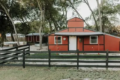 Image de Charming micro barn offering a cozy retreat! 4 Acres, Sleeps 6, pet friendly.