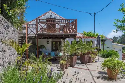 Image de Gîte à Fontanales avec piscine et vue