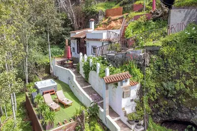 Image de Maison Troglodyte à Fontanales avec Jacuzzi