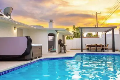 Image de 4br Tranquil Escape w/ Pool, Bbq, & Hot Tub in Nlv