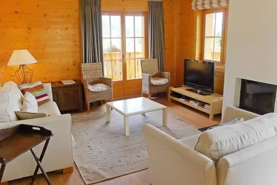 Image de Le chalet se situe à Chesières à 1, 5km du départ des télécabines de Roc d'Orsay qui relie le domaine