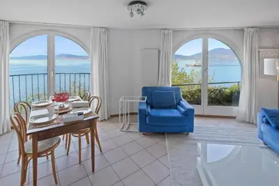 Image de L'appartement se trouve au bord du lac Léman et à proximité de la gare et des commodités de Saint Gi