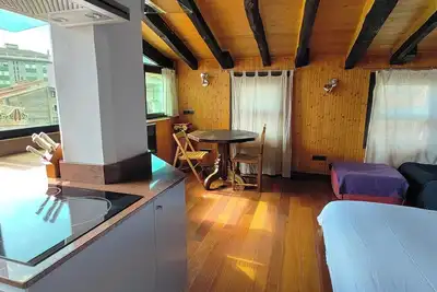 Image de Penthouse-loft with natural light and sun all day overlooking the city center.