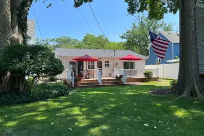 Image de Prime Location! ! 3 Bedroom, 1 Bath and free parking wrapped into this Lake Home Retreat!