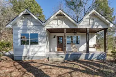 Image de Old Turner Farmhouse - 10 Acres, Firepit, Completely Remodeled Early 1900s Home