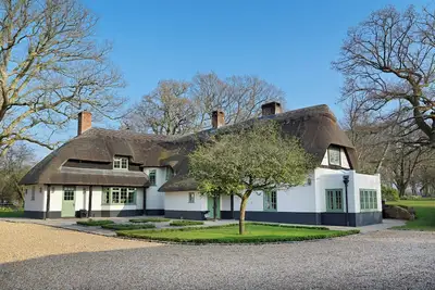 Image de 18th Century Thatched House on the Edge of the New Forest with large Jacuzzi