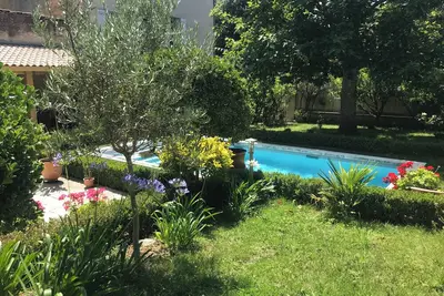 Image de Belle maison en pierre avec piscine