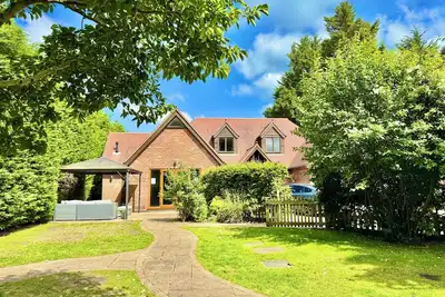 Image de Serene Retreat - Hot Tub - Pool Table - Near New Forest and Beach - Sleeps 12