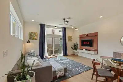 Image de Modern 3-Level 3br/3ba Gem in West Sac