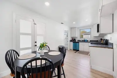 Image de Sleek 2br/1ba Urban Zen in Sac