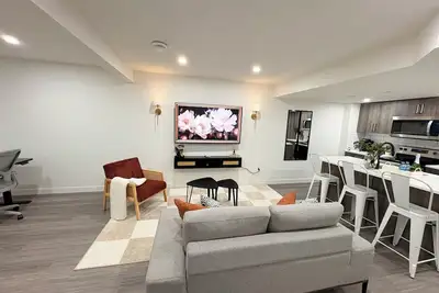 Image de Cozy & Modern Basement Retreat by the lake
