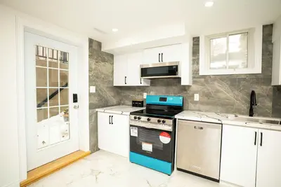 Image de Cozy family room in middle of Richmond Hill.