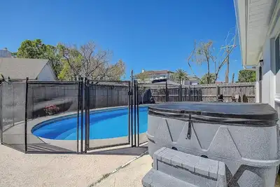 Image de Lux 4br Tampa Home | Pool, Jacuzzi, Bbq, Big Yard