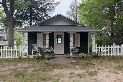 Image de Idyllic 3-Bedroom Lake Front Cottage on Ford Lake