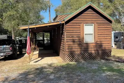 Image de Cozy cabin in charming Salt Springs Resort with WiFi and a screened in porch