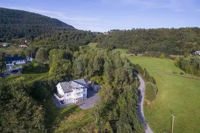Peaceful countryside flat near Ålesund. Fjord & Mountain views, patio & garden