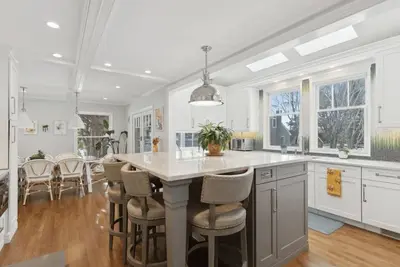 Image de 2/3 bed charming Hamptons home close to beaches, restaurants, shopping & more