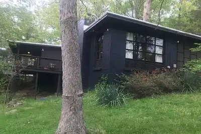 Image de Rustic and restful  2-bedroom lake cabin in  Cross Lanes with smart amenities.