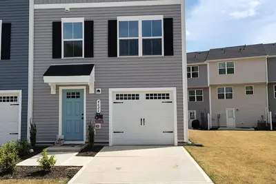 Image de Cozy Newly Constructed Condo on a Corner Lot - Perfect for your next getaway