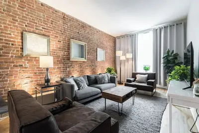 Image de Stylish 4bdr Downtown Montreal Home - Brick Walls & Cozy Vibes