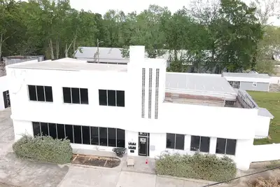 Image de Corp/Executive Short Term\nBeautiful 1940;s Art Deco Nehi bottling Gated Parking