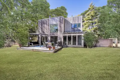 Image de 3 Bedroom Modern Barnes Landing Home with Salt Water Pool, walk to Bay Beach