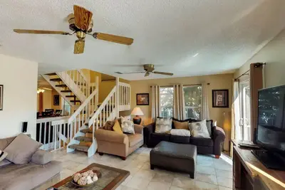 Image de Ideal Island-style townhome only 460 steps to Wow of a beach