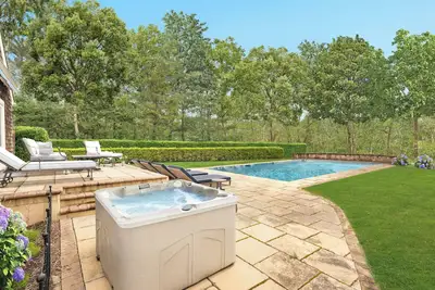 Image de Classic East Hampton Home Perfect for Families Close to Town and Beaches