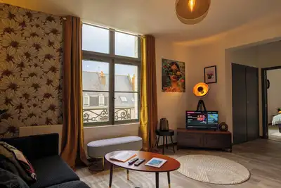 Image de Le 5, Appartement, Charme, centre ville de Saumur. Vue Place et Eglise St Pierre