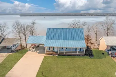 Image de Beautiful Ky Lake house in Big Sandy, Tn-private dock, water slide, game room