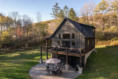 Image de Welcome to your perfect hideaway, a serene, secluded retreat in the heart of nature