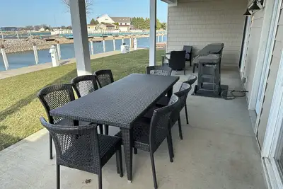 Image de New spacious 2 Br / 2 Ba w. pool, dockage available, bar