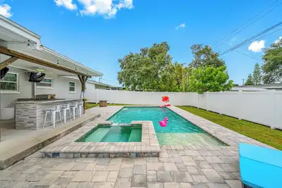 Image de Modern Updated Pool Home Getaway by Beach & Trail