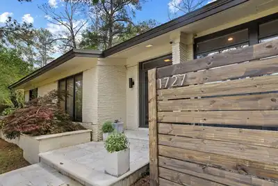 Image de Stylish Eastover Stay - Sleeps 10 + Pet Friendly