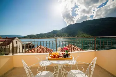❤️Deluxe Waterfront 1br | Balconies | Panoramic View| Fully Equipped| Fast Wi-Fi