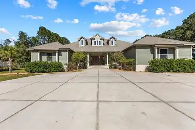 Image de Spacious 4-bedroom pool house minutes from Suwannee River and natural springs!