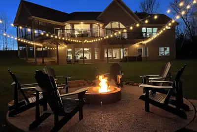 Image de Riverfront Chalet on 5 acres~GameRoom~Spa~Gym~Firepit~Theater~2min to CrystalMtn