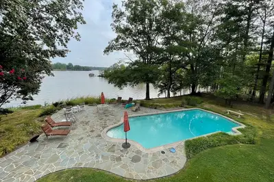 Image de A Waterfront Oasis with pier and pool. Spacious 4 bedrooms near Chestertown.