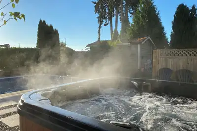 Image de Pastoral, Minutes to town and to the trails, hot tub!