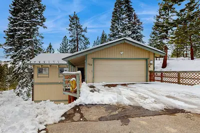 Image de Family-friendly home with mountain views, pool table, fireplace, & spacious deck