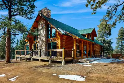 Image de Cozy home with fully stocked kitchen, large deck, mountain views & fast wifi