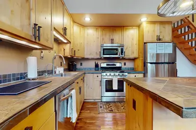 Image de Cozy Lodge Retreat with Hot Tub, Fire Pit, Deck & Spacious Workspaces