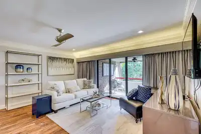 Image de 8 Mi to Honeymoon Island: Golf Getaway w/ Balcony!
