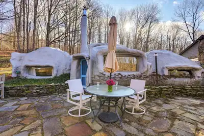 < 6 Mi to Arlington: 'Whimsical Stone Abode! '