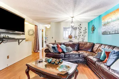 Image de 3 Mi to Dtwn New Haven: Colorful Condo w/ Yard!